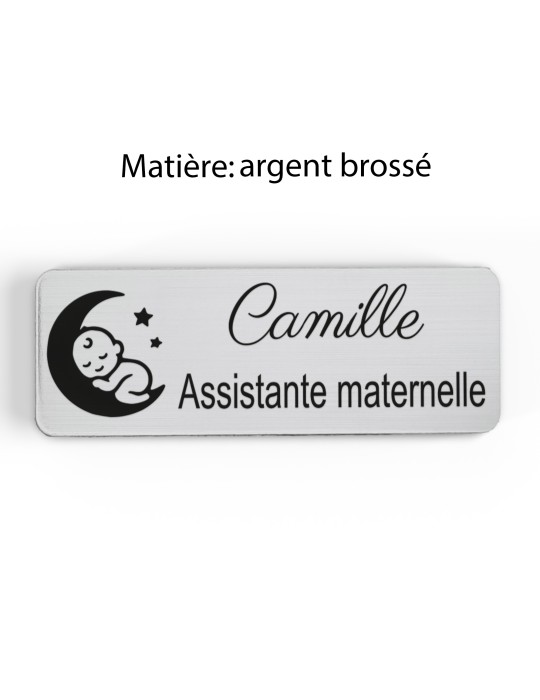 Badge personnalisé assistante maternelle, motif accueil familial et petite enfance, finition argent brossé