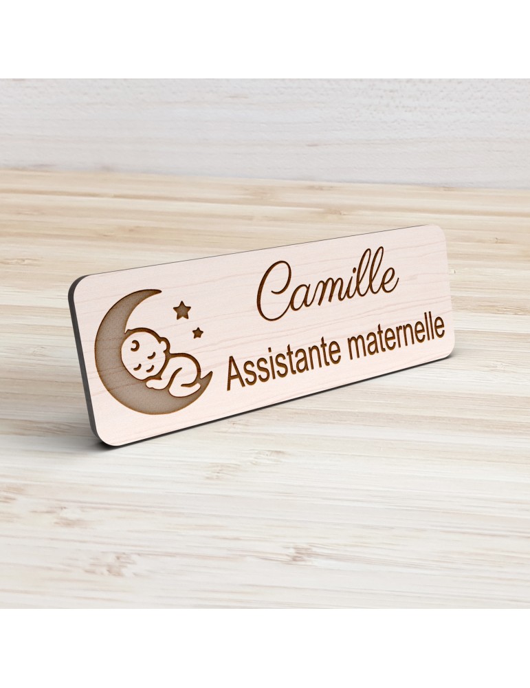 Badge personnalisé assistante maternelle, motif accueil familial et petite enfance, vue de présentation