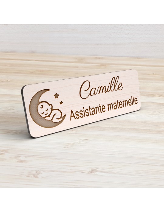 Badge personnalisé assistante maternelle, motif accueil familial et petite enfance, vue de présentation