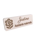 Badge personnalisé assistante maternelle, motif accueil familial et petite enfance, vue en biais