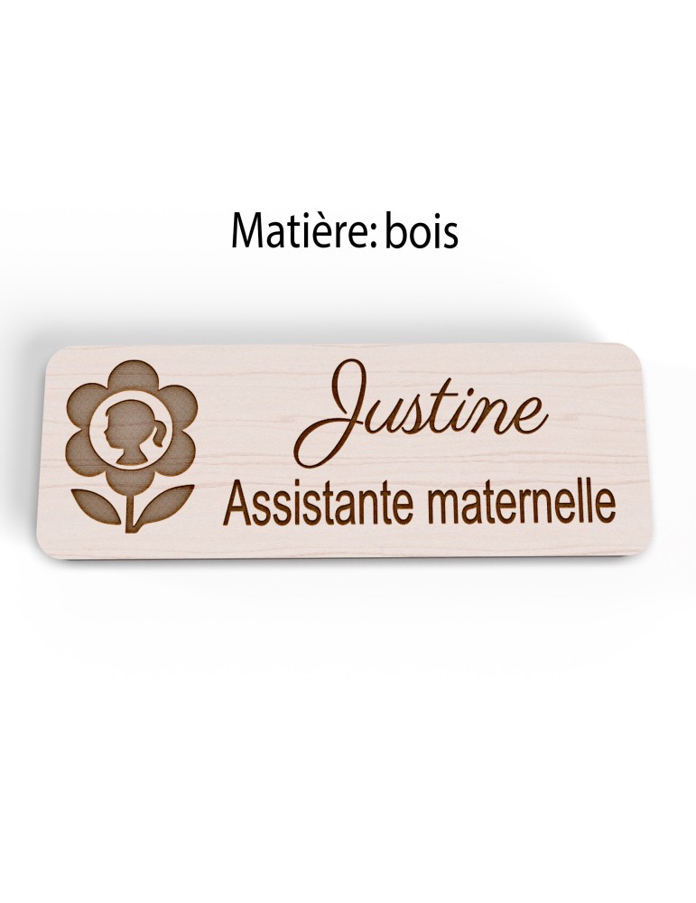 Badge personnalisé assistante maternelle, motif accueil familial et petite enfance, version bois vue à plat