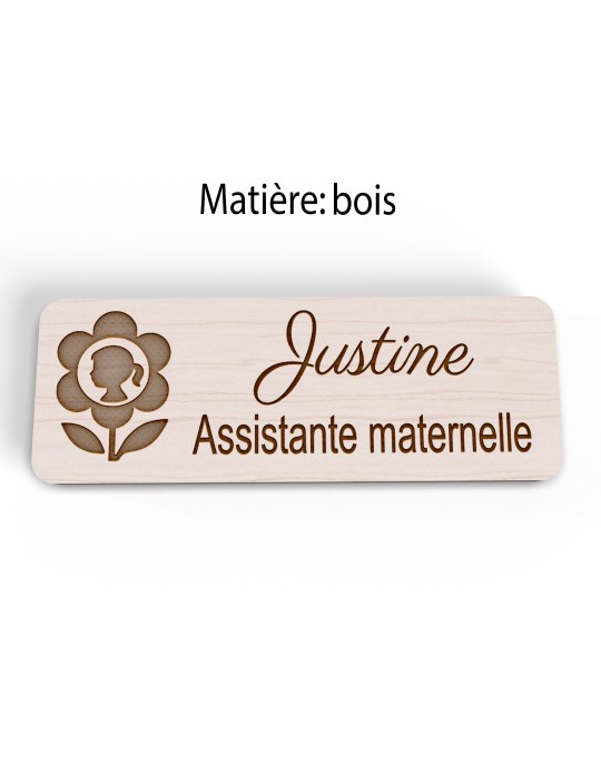 Badge personnalisé assistante maternelle, motif accueil familial et petite enfance, version bois vue à plat