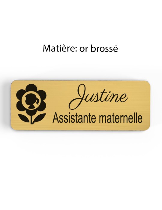 Badge personnalisé assistante maternelle, motif accueil familial et petite enfance, finition or brossé
