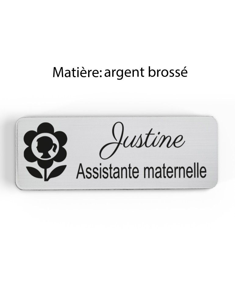 Badge personnalisé assistante maternelle, motif accueil familial et petite enfance, finition argent brossé