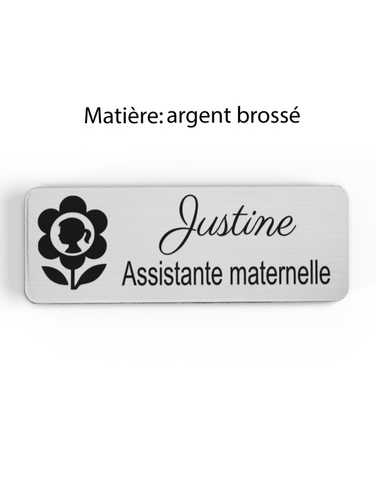 Badge personnalisé assistante maternelle, motif accueil familial et petite enfance, finition argent brossé