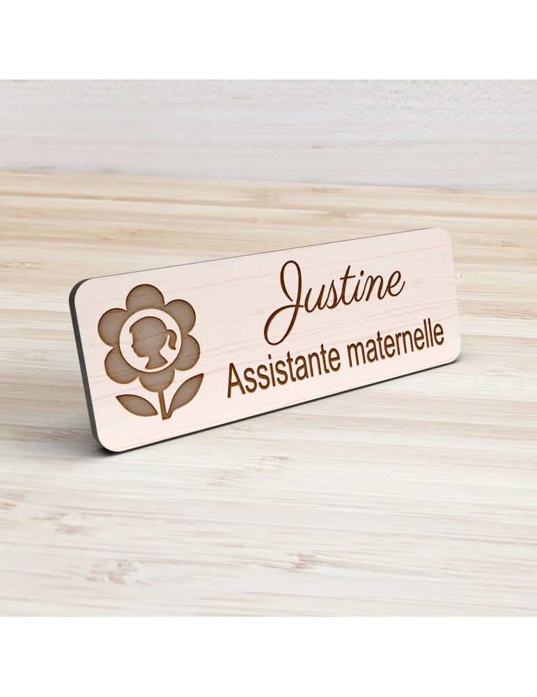 Badge personnalisé assistante maternelle, motif accueil familial et petite enfance, vue de présentation