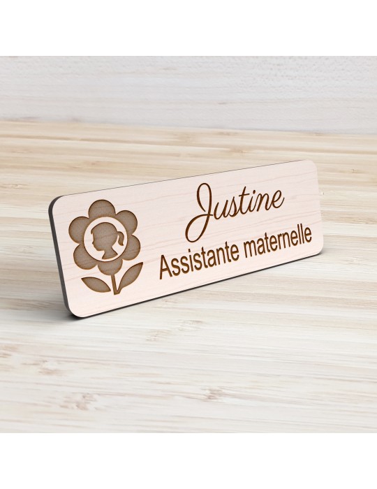 Badge personnalisé assistante maternelle, motif accueil familial et petite enfance, vue de présentation