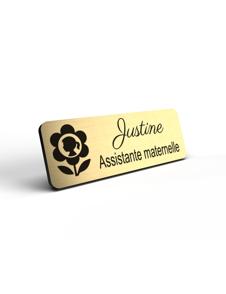 Badge personnalisé assistante maternelle, motif accueil familial et petite enfance, détail de la finition or brossé