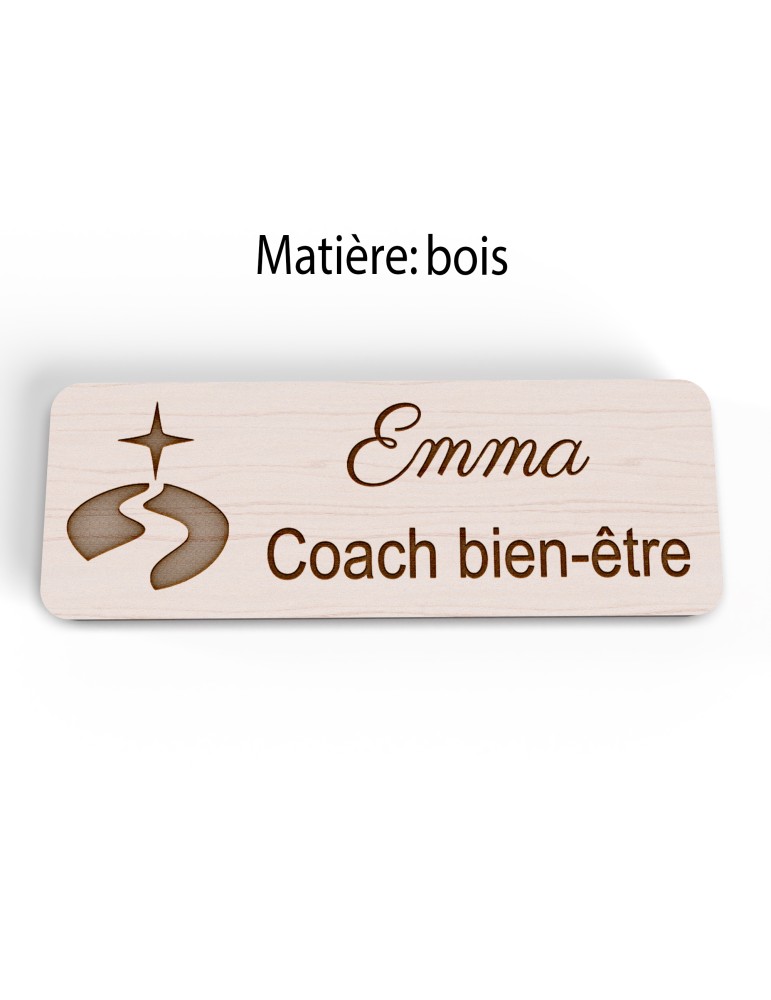 Badge personnalisé coach bien-être, motif coaching et épanouissement, version bois vue à plat