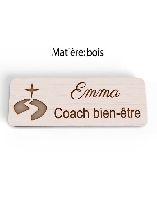 Badge personnalisé coach bien-être, motif coaching et épanouissement, version bois vue à plat
