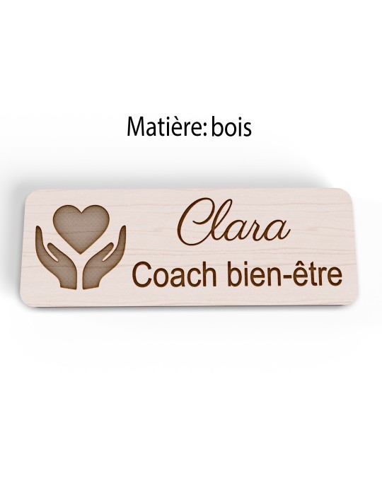 Badge personnalisé coach bien-être, motif coaching et épanouissement, version bois vue à plat