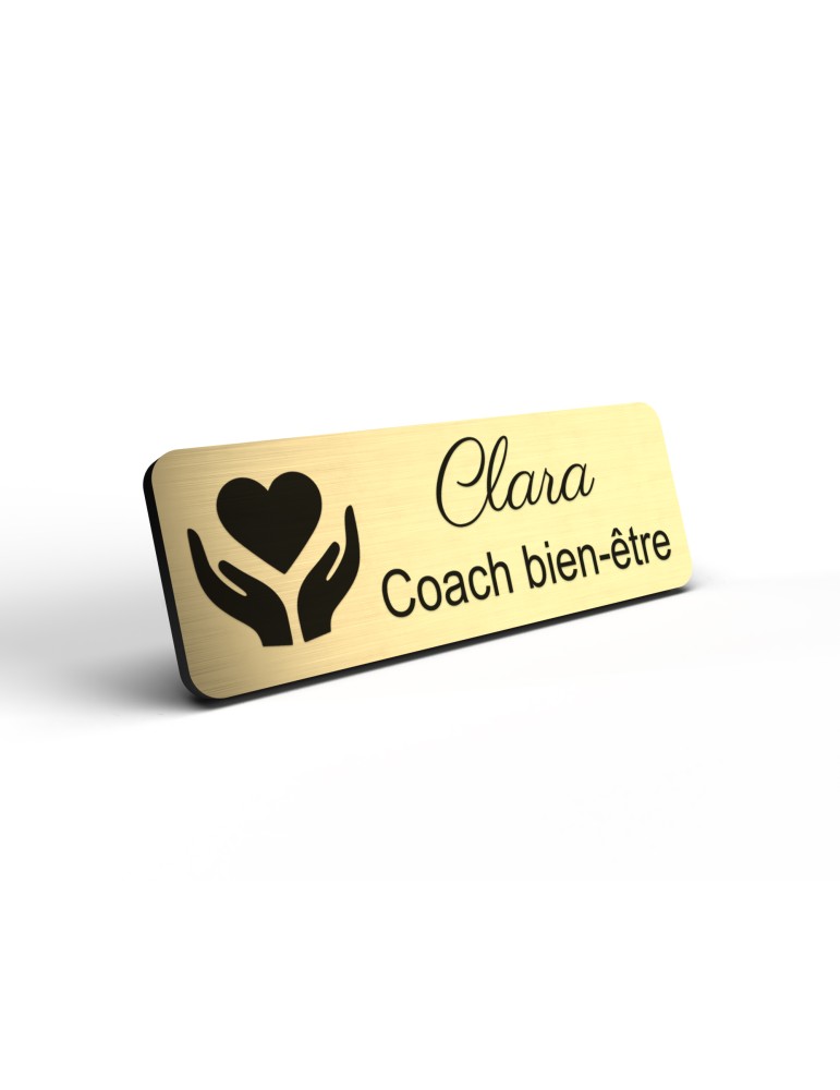 Badge personnalisé coach bien-être, motif coaching et épanouissement, détail de la finition or brossé