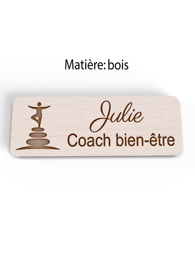 Badge personnalisé coach bien-être, motif coaching et épanouissement, version bois vue à plat