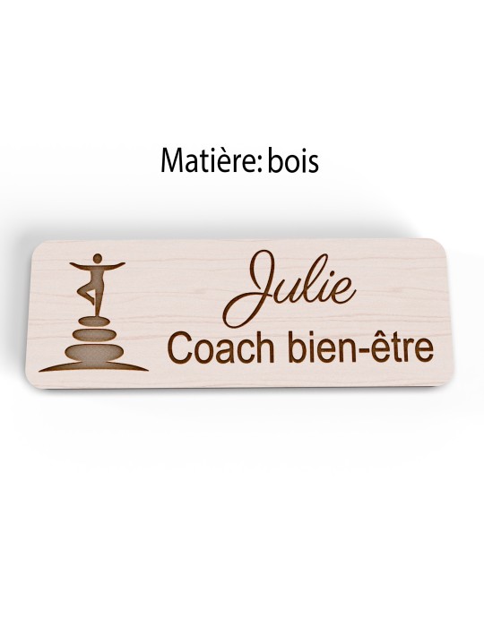 Badge personnalisé coach bien-être, motif coaching et épanouissement, version bois vue à plat