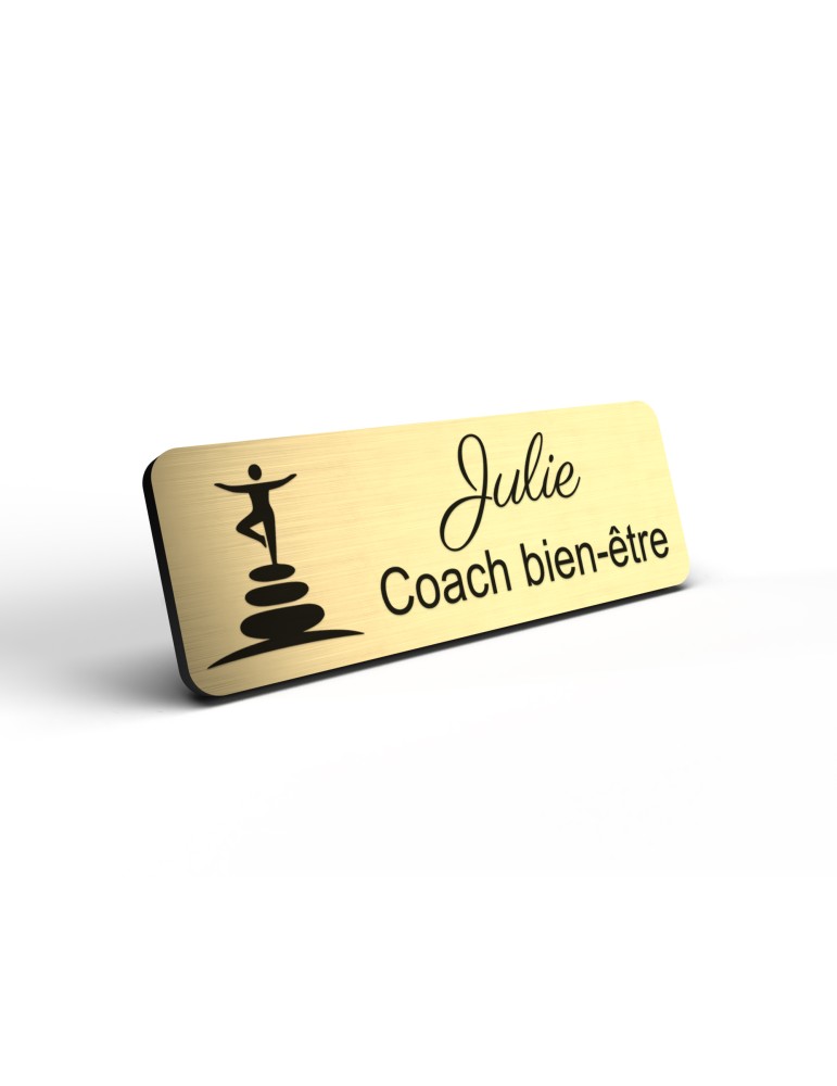 Badge personnalisé coach bien-être, motif coaching et épanouissement, détail de la finition or brossé