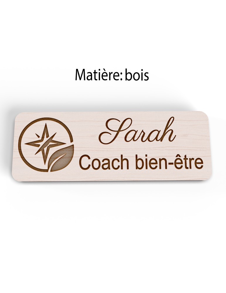 Badge personnalisé coach bien-être, motif coaching et épanouissement, version bois vue à plat