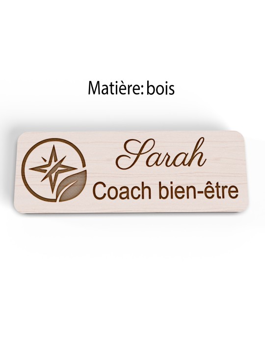 Badge personnalisé coach bien-être, motif coaching et épanouissement, version bois vue à plat