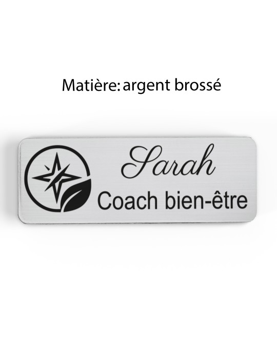 Badge personnalisé coach bien-être, motif coaching et épanouissement, finition argent brossé