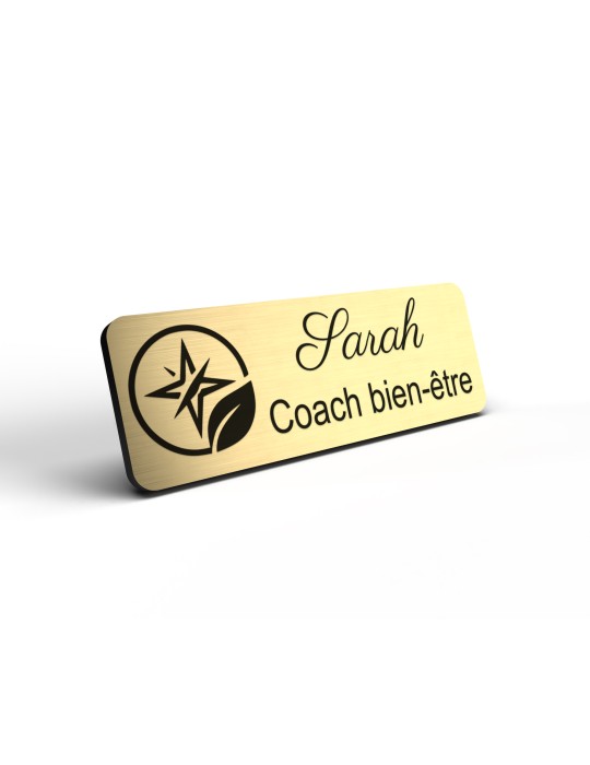 Badge personnalisé coach bien-être, motif coaching et épanouissement, détail de la finition or brossé