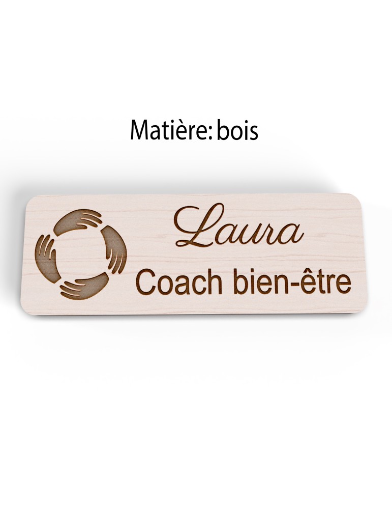 Badge personnalisé coach bien-être, motif coaching et épanouissement, version bois vue à plat