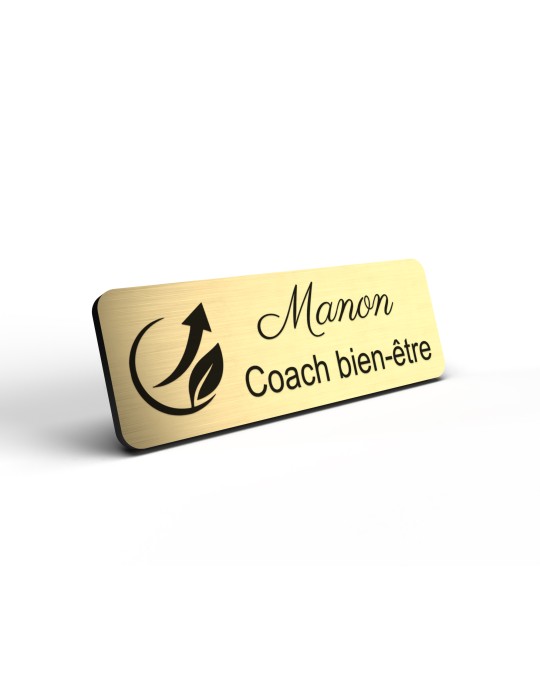 Badge personnalisé coach bien-être, motif coaching et épanouissement, détail de la finition or brossé