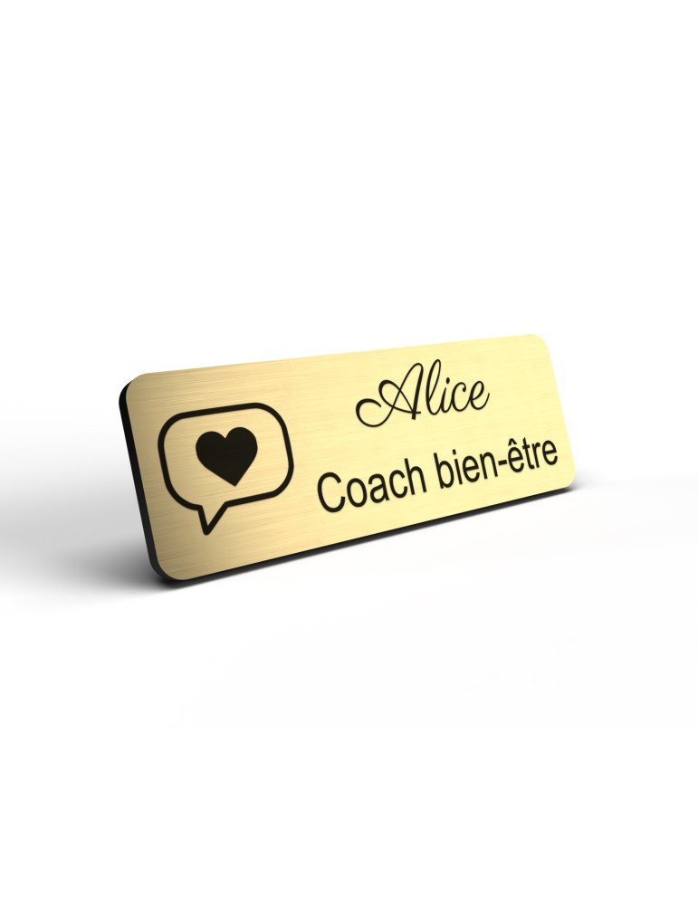 Badge personnalisé coach bien-être, motif coaching et épanouissement, détail de la finition or brossé