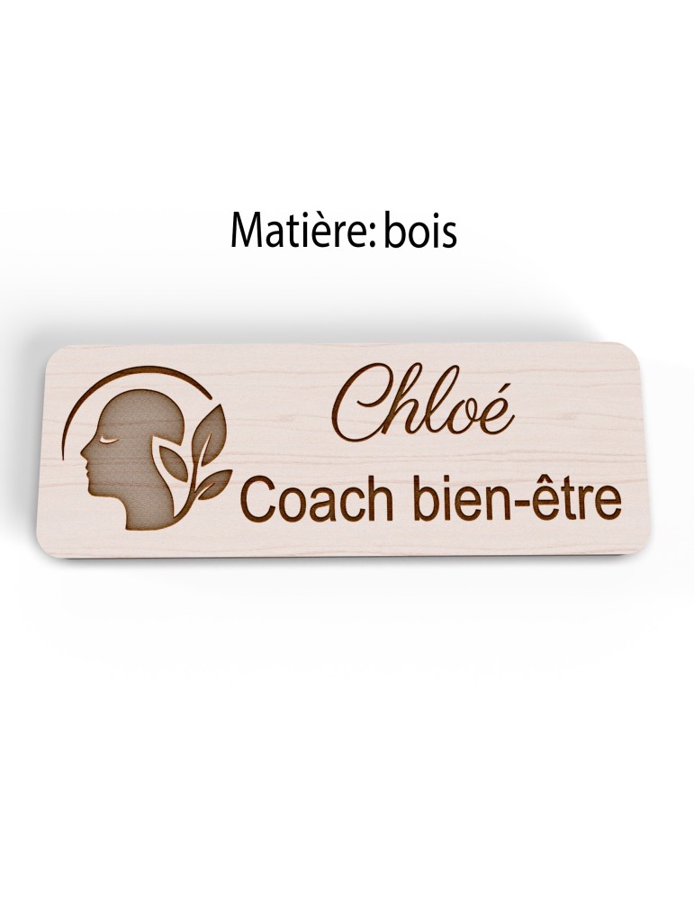 Badge personnalisé coach bien-être, motif coaching et épanouissement, version bois vue à plat