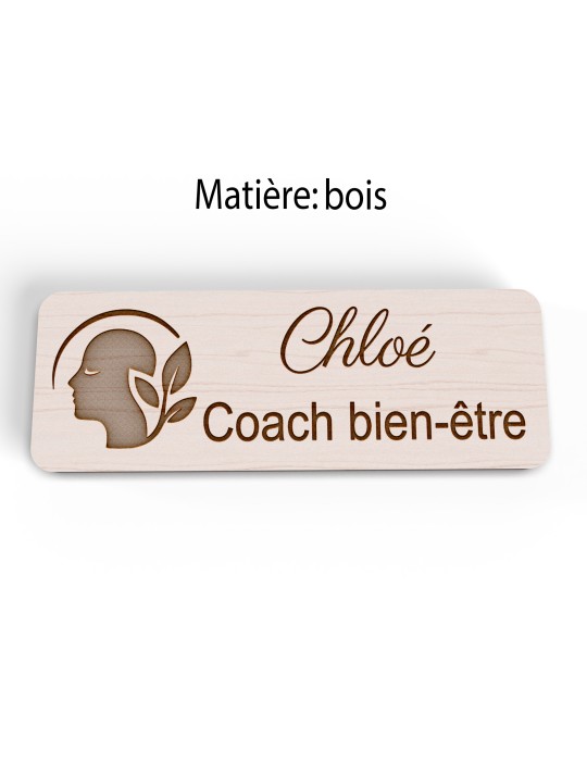 Badge personnalisé coach bien-être, motif coaching et épanouissement, version bois vue à plat