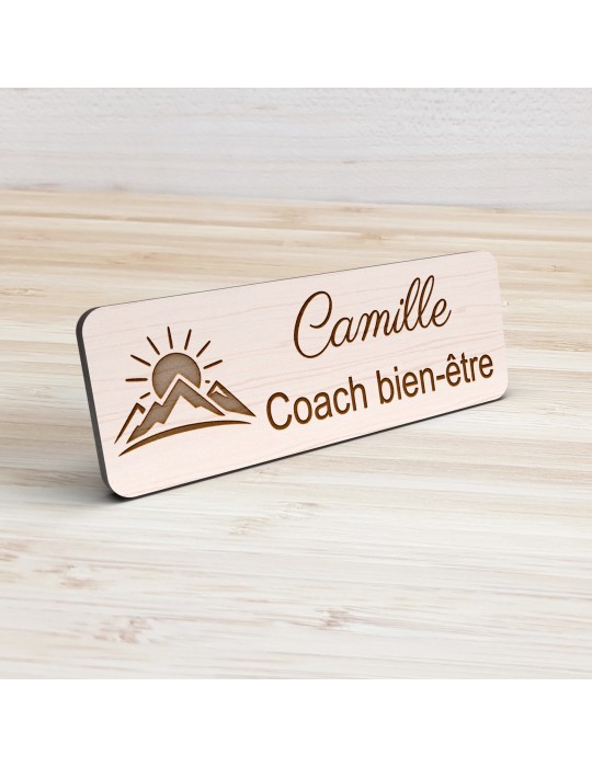 Badge personnalisé coach bien-être, motif coaching et épanouissement, vue de présentation