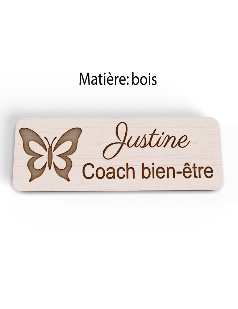 Badge personnalisé coach bien-être, motif coaching et épanouissement, version bois vue à plat