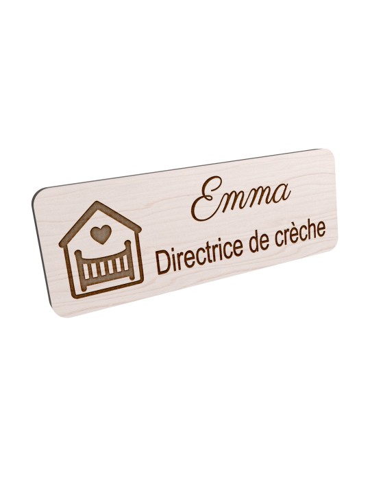 Badge personnalisé directrice de crèche, motif crèche et accueil des jeunes enfants, vue en biais