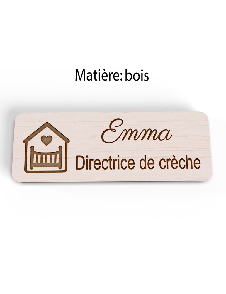 Badge personnalisé directrice de crèche, motif crèche et accueil des jeunes enfants, version bois vue à plat