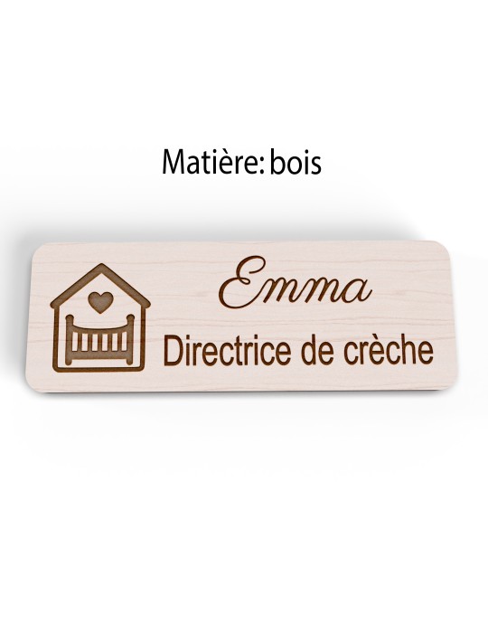 Badge personnalisé directrice de crèche, motif crèche et accueil des jeunes enfants, version bois vue à plat