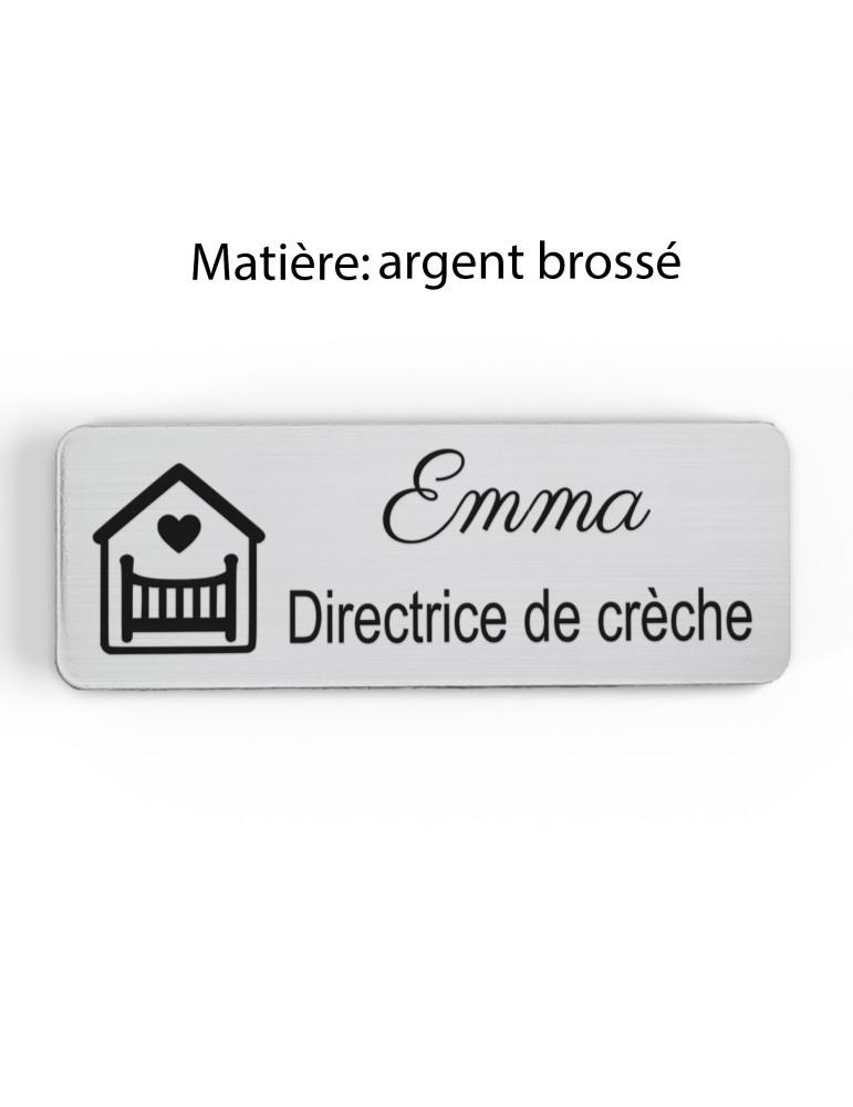 Badge personnalisé directrice de crèche, motif crèche et accueil des jeunes enfants, finition argent brossé