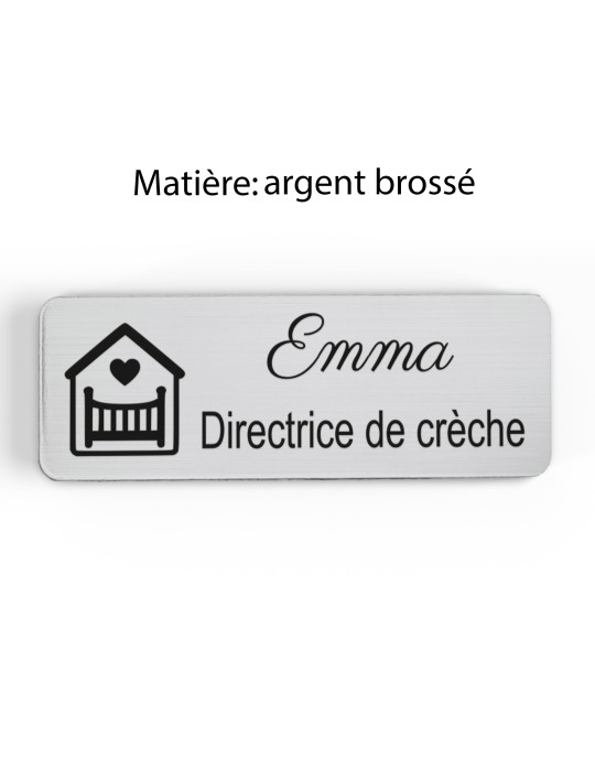Badge personnalisé directrice de crèche, motif crèche et accueil des jeunes enfants, finition argent brossé