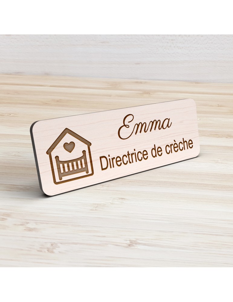 Badge personnalisé directrice de crèche, motif crèche et accueil des jeunes enfants, vue de présentation