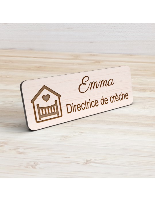 Badge personnalisé directrice de crèche, motif crèche et accueil des jeunes enfants, vue de présentation