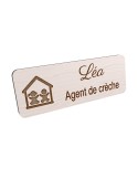 Badge personnalisé agent de crèche, motif crèche et accueil des jeunes enfants, vue en biais