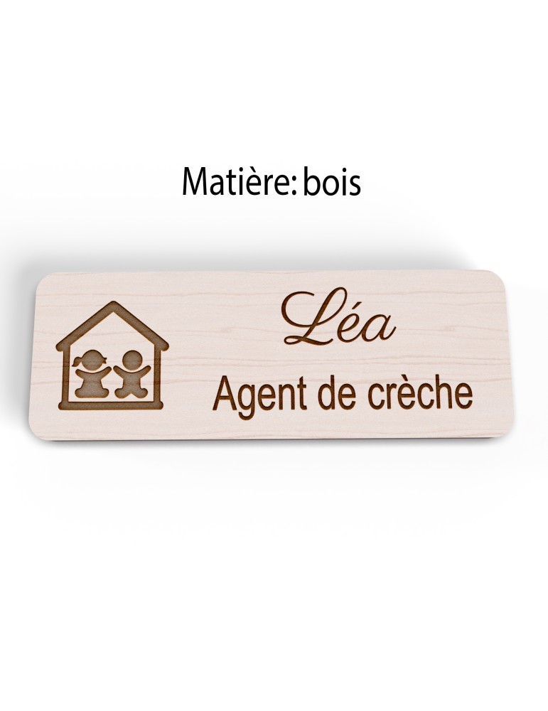 Badge personnalisé agent de crèche, motif crèche et accueil des jeunes enfants, version bois vue à plat