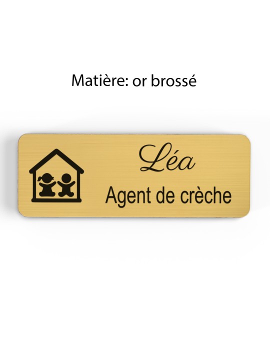 Badge personnalisé agent de crèche, motif crèche et accueil des jeunes enfants, finition or brossé