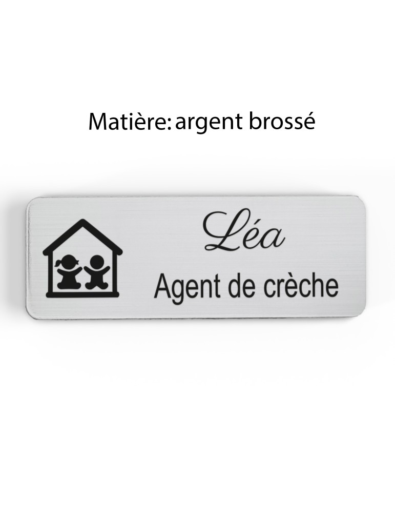 Badge personnalisé agent de crèche, motif crèche et accueil des jeunes enfants, finition argent brossé