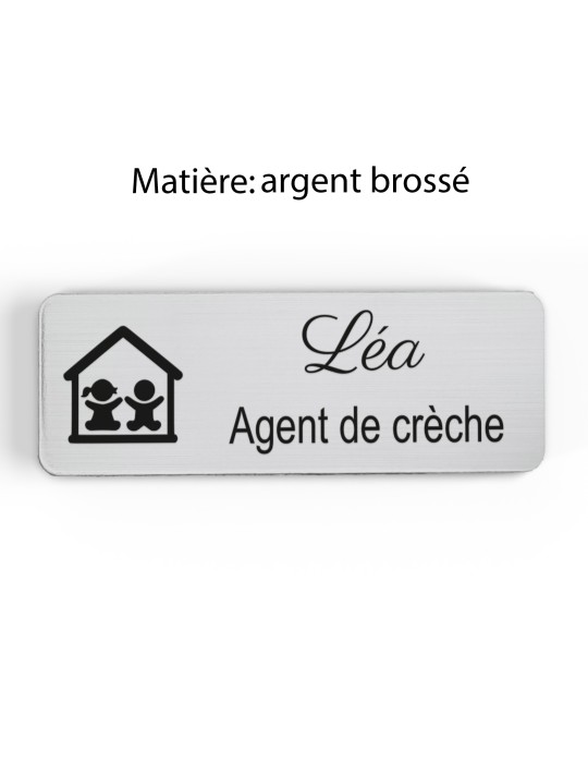 Badge personnalisé agent de crèche, motif crèche et accueil des jeunes enfants, finition argent brossé