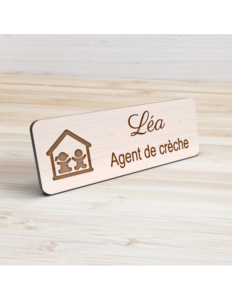 Badge personnalisé agent de crèche, motif crèche et accueil des jeunes enfants, vue de présentation