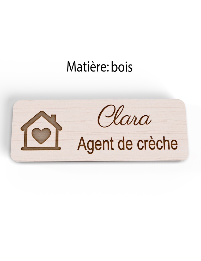Badge personnalisé agent de crèche, motif crèche et accueil des jeunes enfants, version bois vue à plat