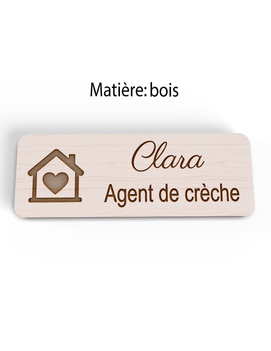 Badge personnalisé agent de crèche, motif crèche et accueil des jeunes enfants, version bois vue à plat