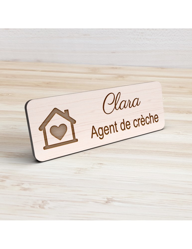 Badge personnalisé agent de crèche, motif crèche et accueil des jeunes enfants, vue de présentation