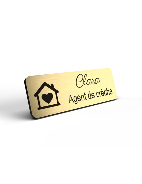 Badge personnalisé agent de crèche, motif crèche et accueil des jeunes enfants, détail de la finition or brossé