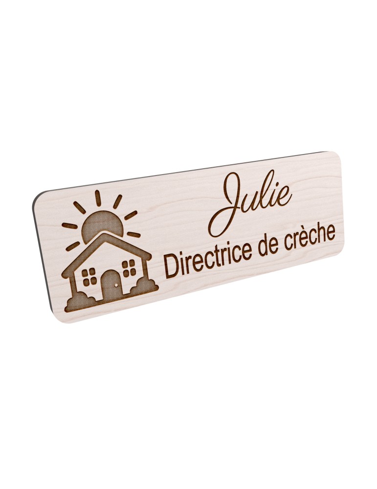 Badge personnalisé directrice de crèche, motif crèche et accueil des jeunes enfants, vue en biais
