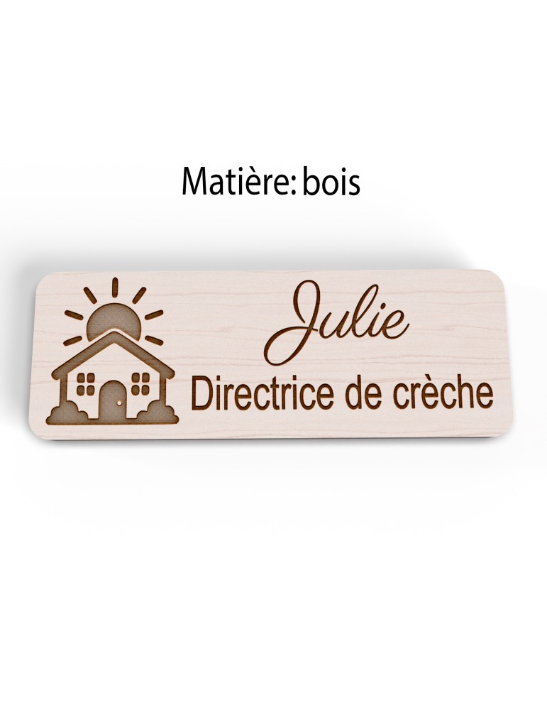 Badge personnalisé directrice de crèche, motif crèche et accueil des jeunes enfants, version bois vue à plat