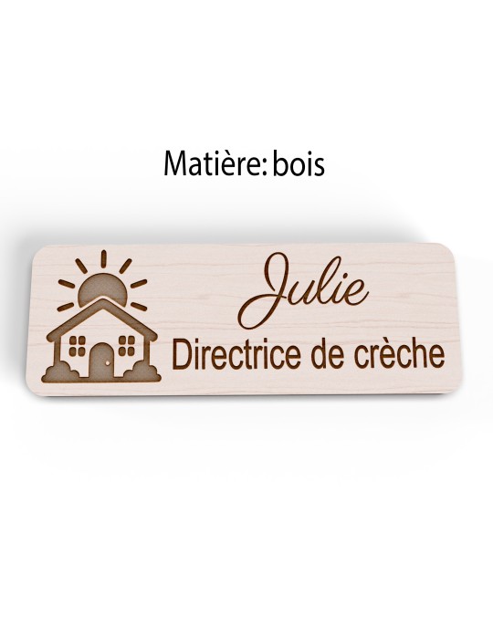 Badge personnalisé directrice de crèche, motif crèche et accueil des jeunes enfants, version bois vue à plat